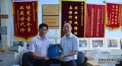 <b>中牟县校氏族谱主编校文学向我会赠送沐鸣平台</b>