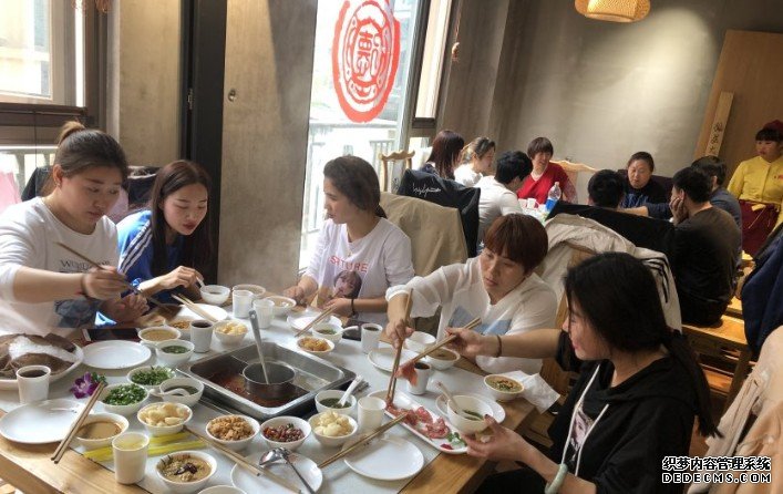 学会为印刷部优秀职工举行庆功宴沐鸣平台官网，表彰他们清明节前加班加点确保35万册家谱如期交付！